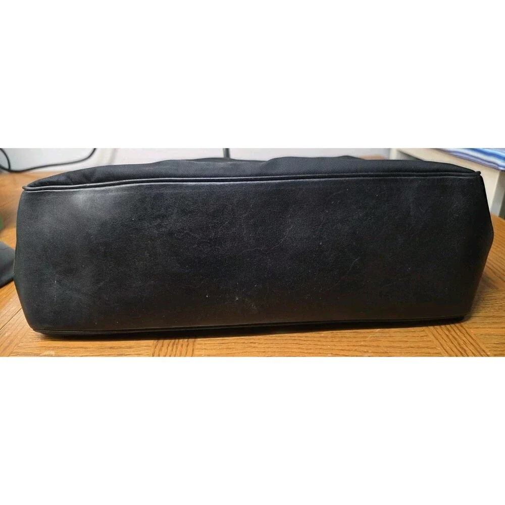 Coach zipper closures