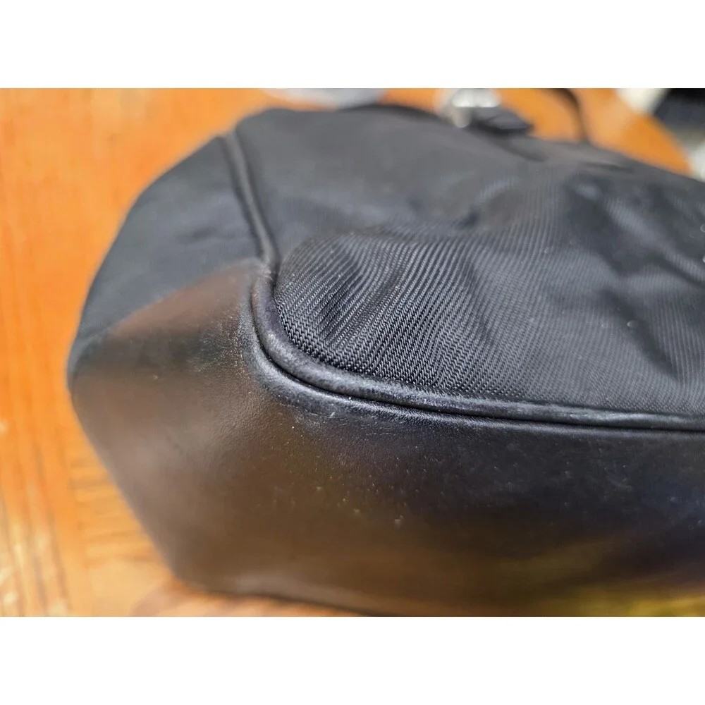 Coach zipper closures