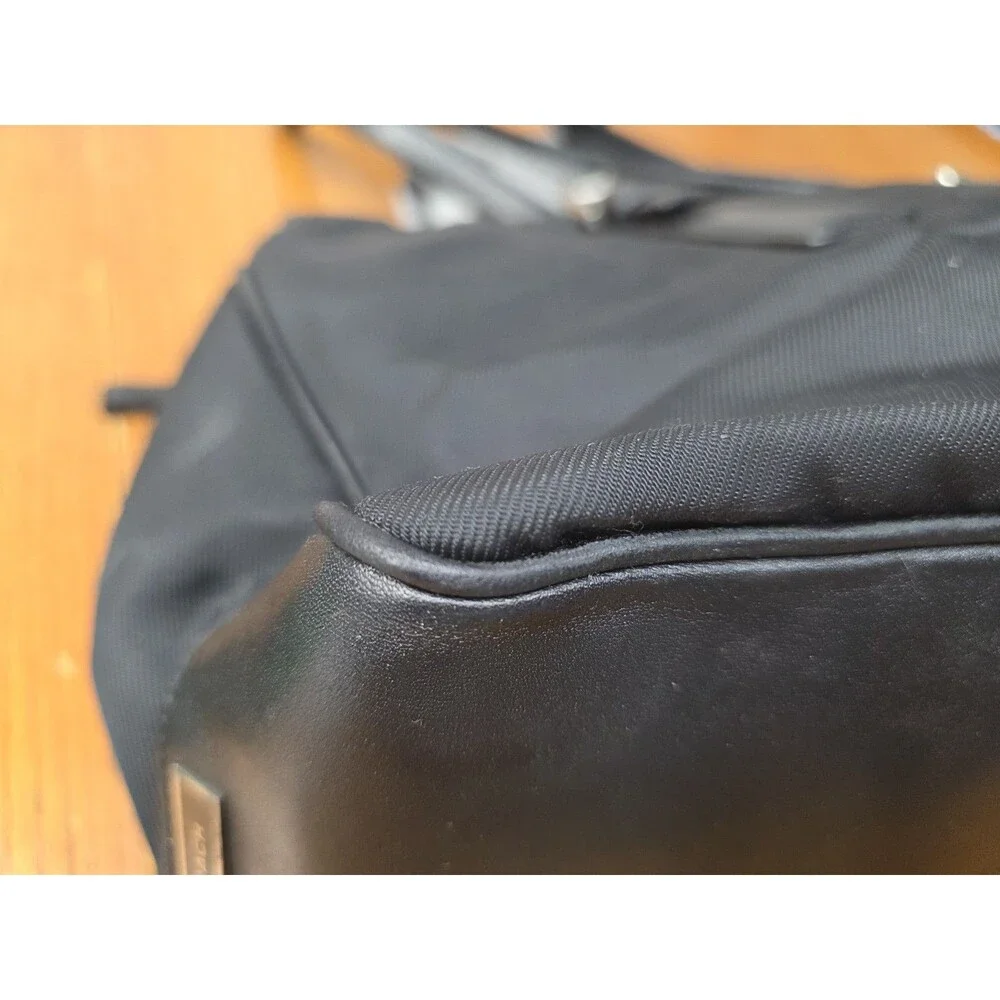 Coach zipper closures