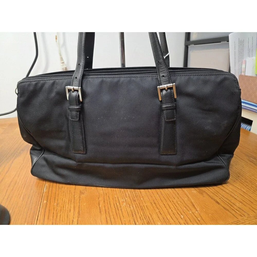 Coach zipper closures