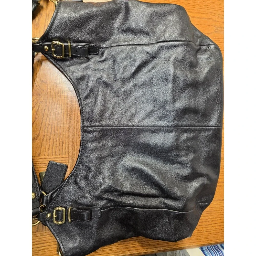 Coach zipper closures
