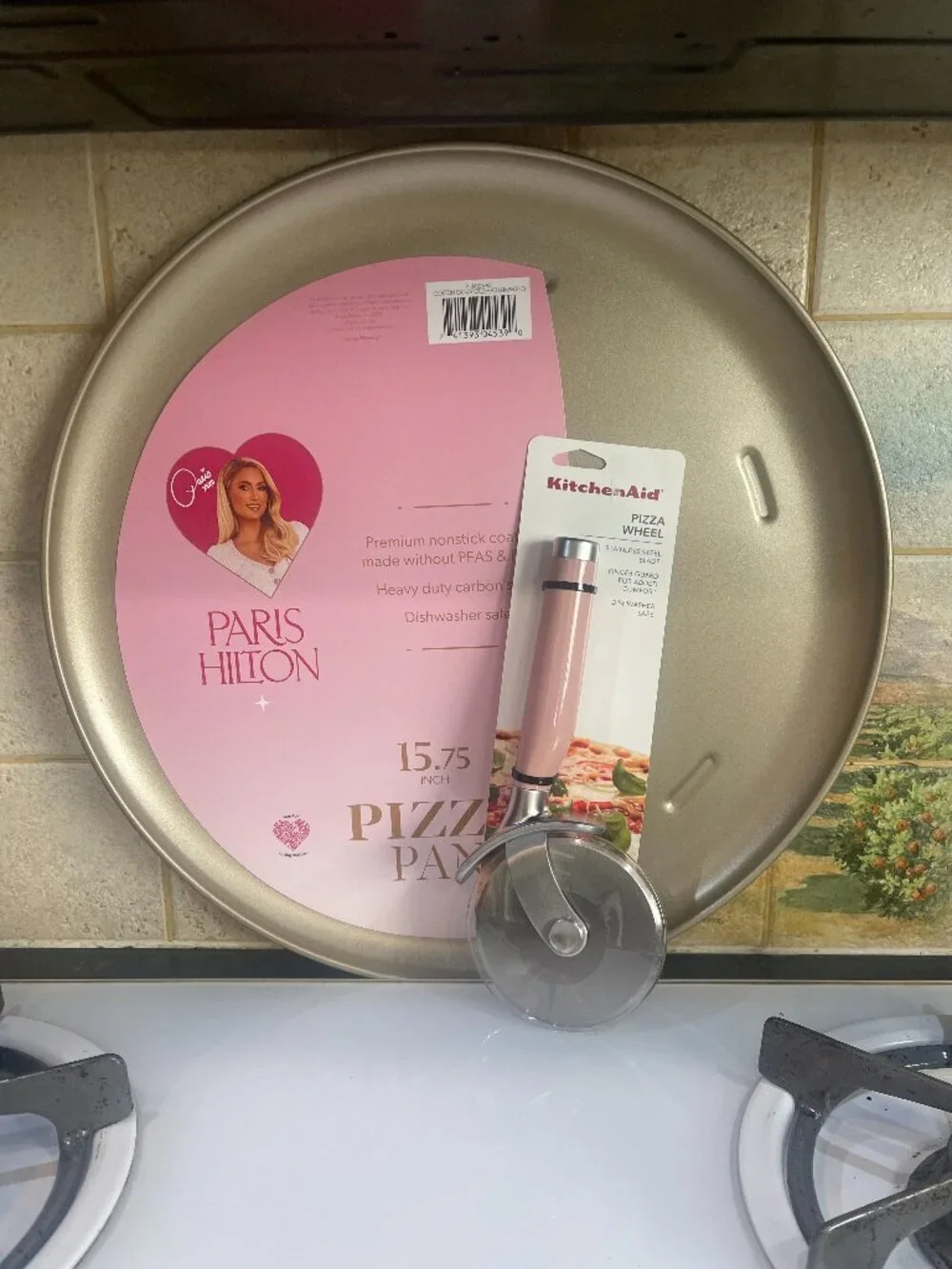 “That’s Hot” Mother’s Day Pizza Set 🍕 Paris Hilton Pan + KitchenAid Cutter