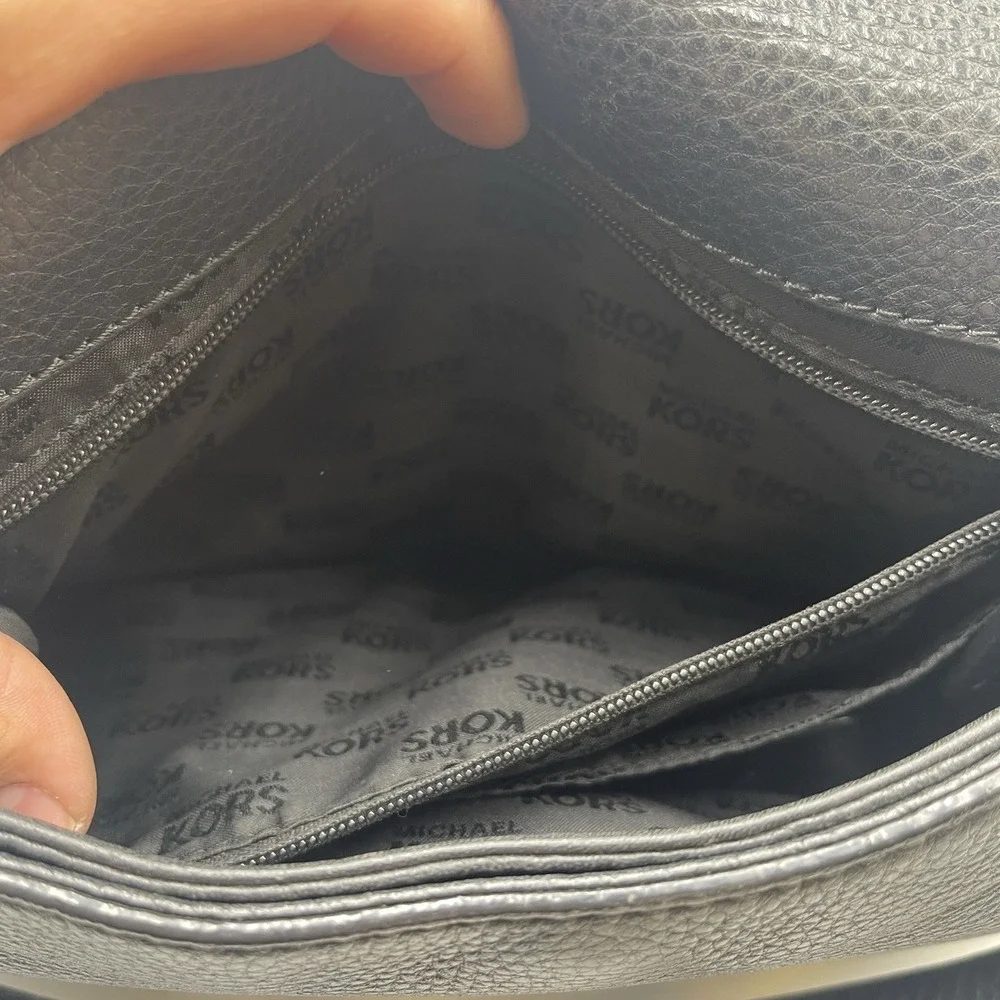 Michael Kors leather crossbody ground