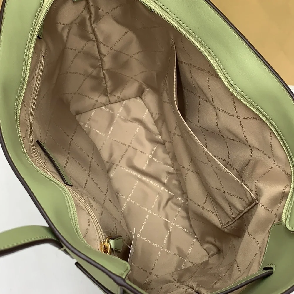 Michael Kors details lining