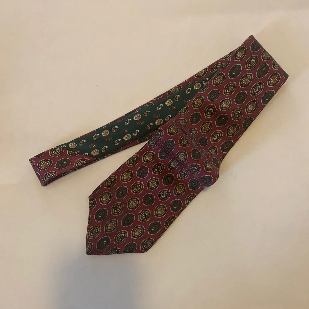 TOMMY HILFIGER Red Paisley Mens 100% Silk Neck Tie $45 EUC