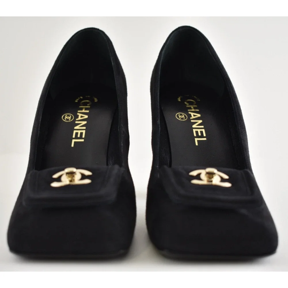 CHANEL name heel