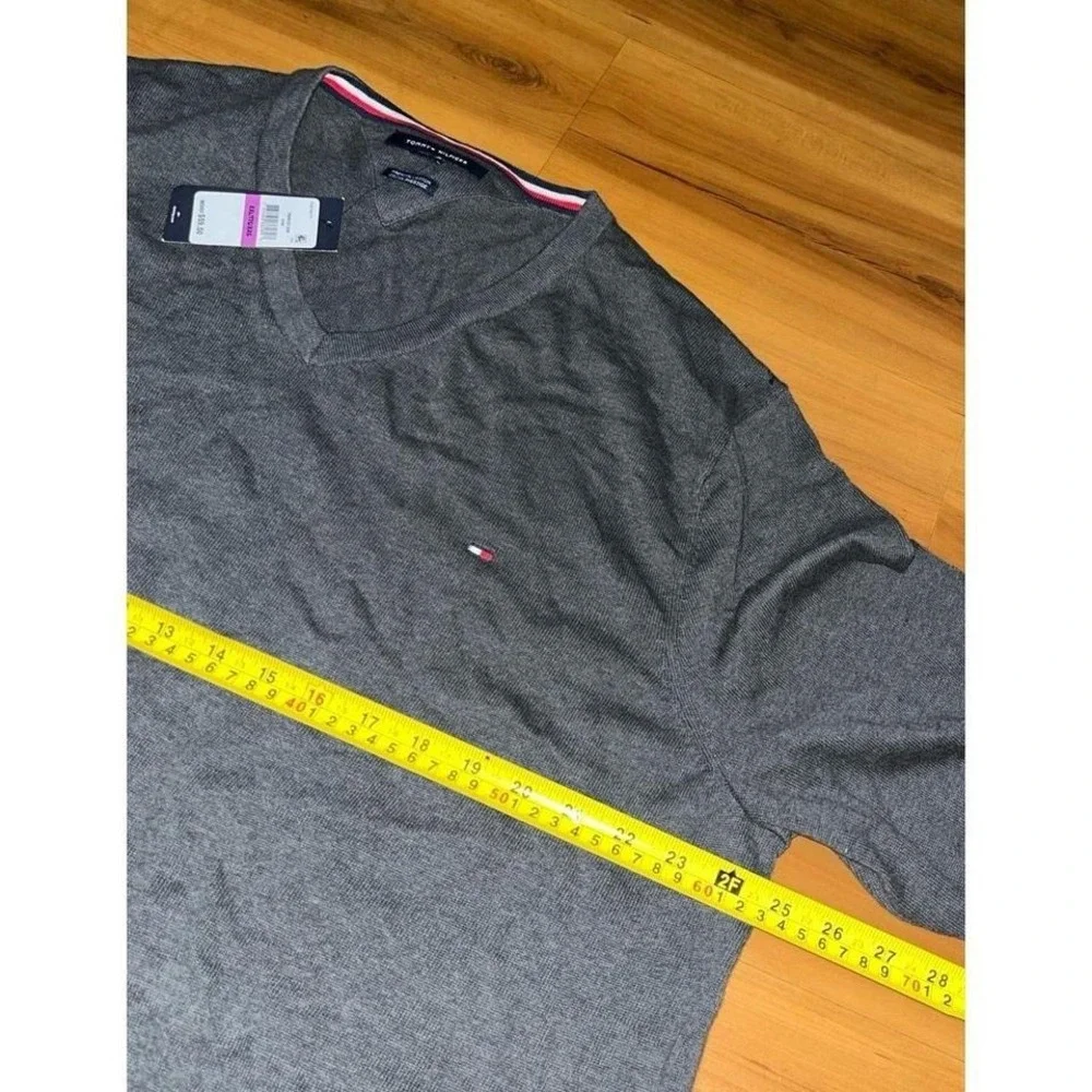 Mens NWT Tommy Hilfiger V-Neck Cotton Business Casual‎ Solid Gray Sweater