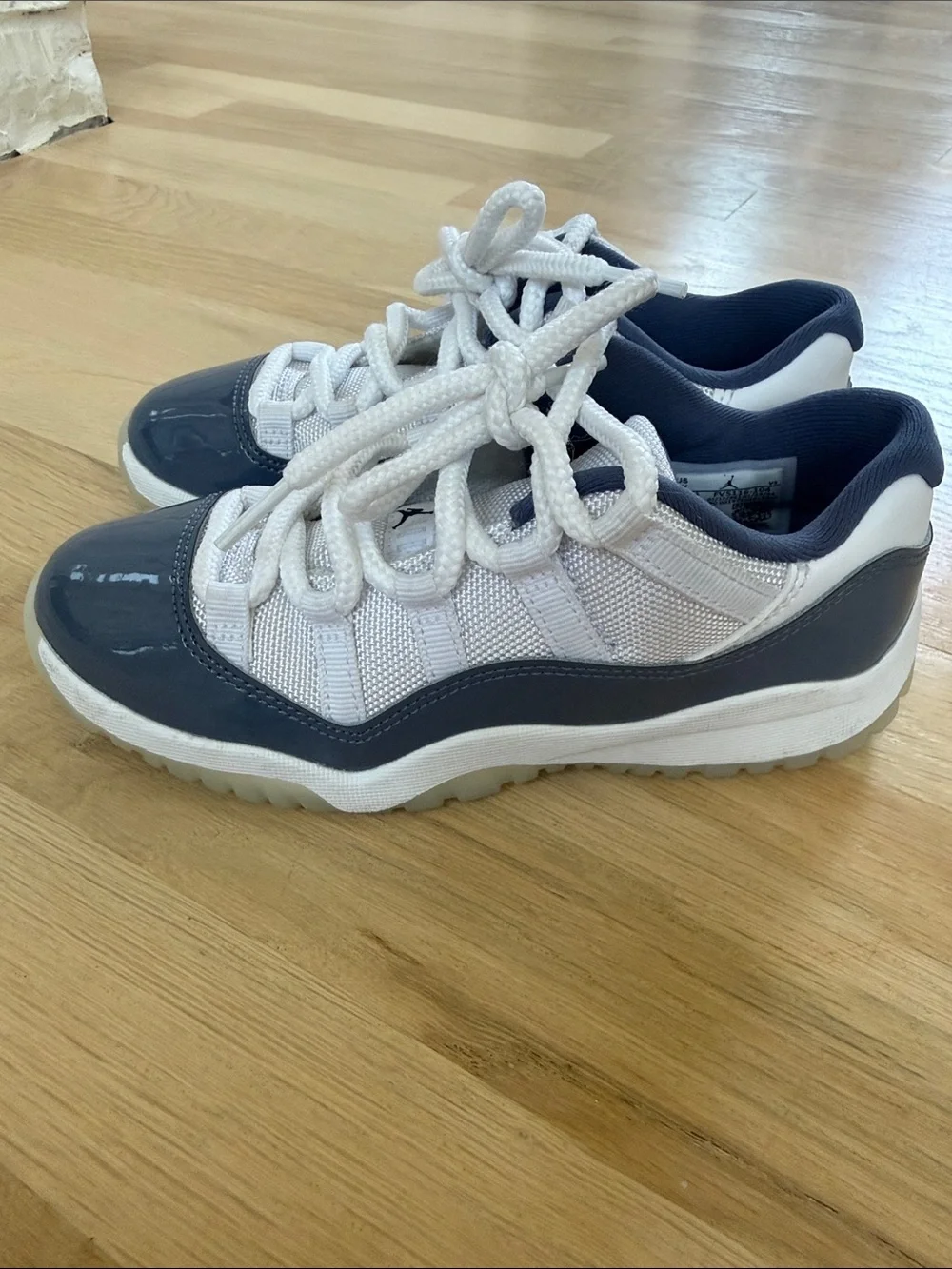 Jordan Kids Low-Top Sneakers in Navy and White