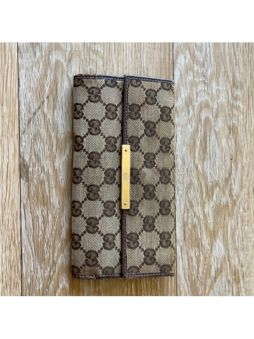 Gucci signature gg