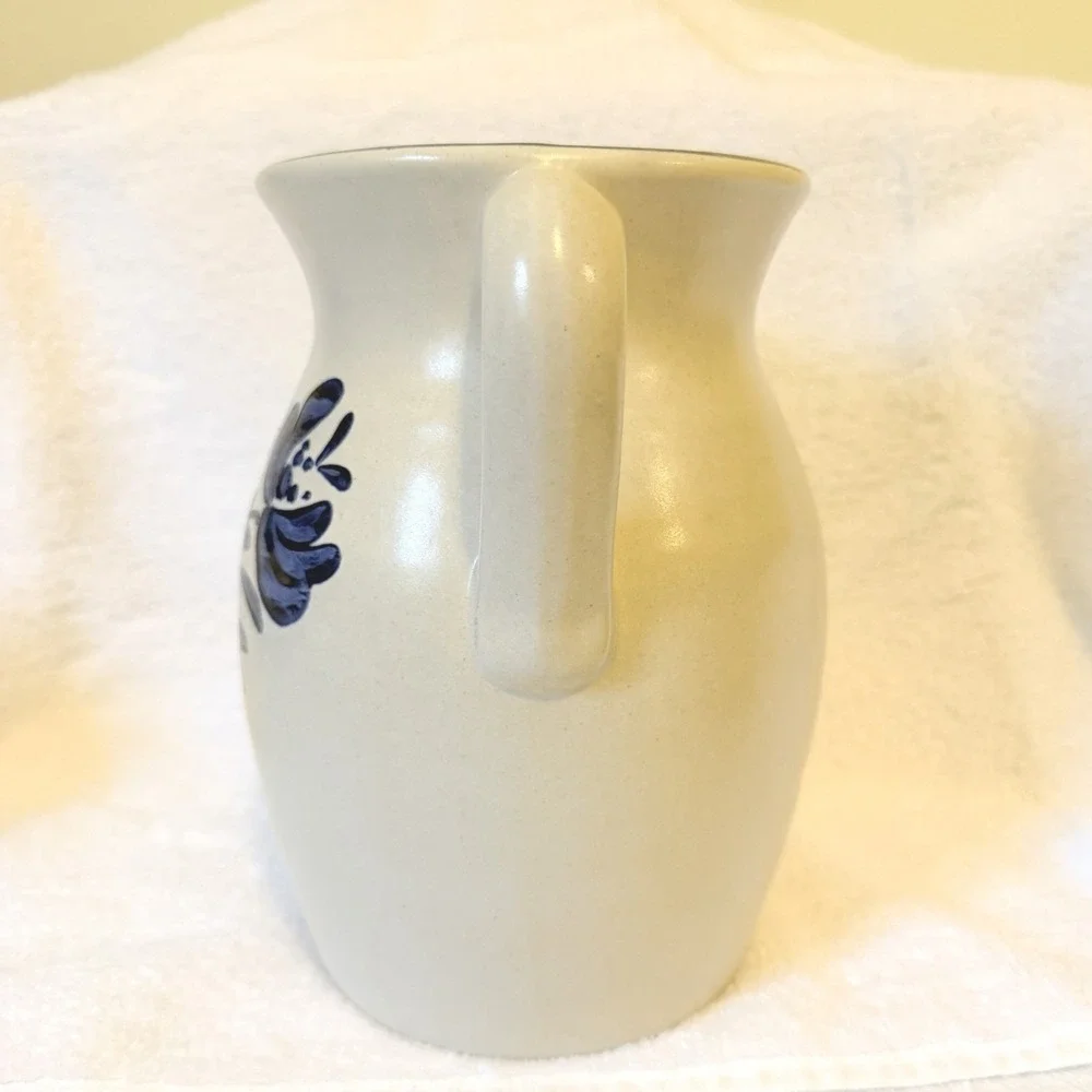 Vtg Pfaltzgraff Yorktowne 64oz Pitcher #416Y  Cream/Blue Accent. Made in USA