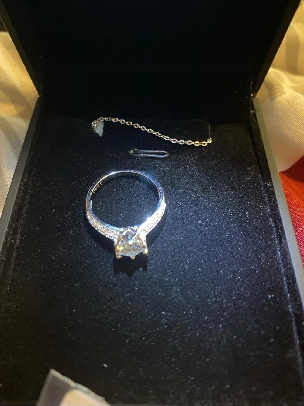 N/A elegant moissanite