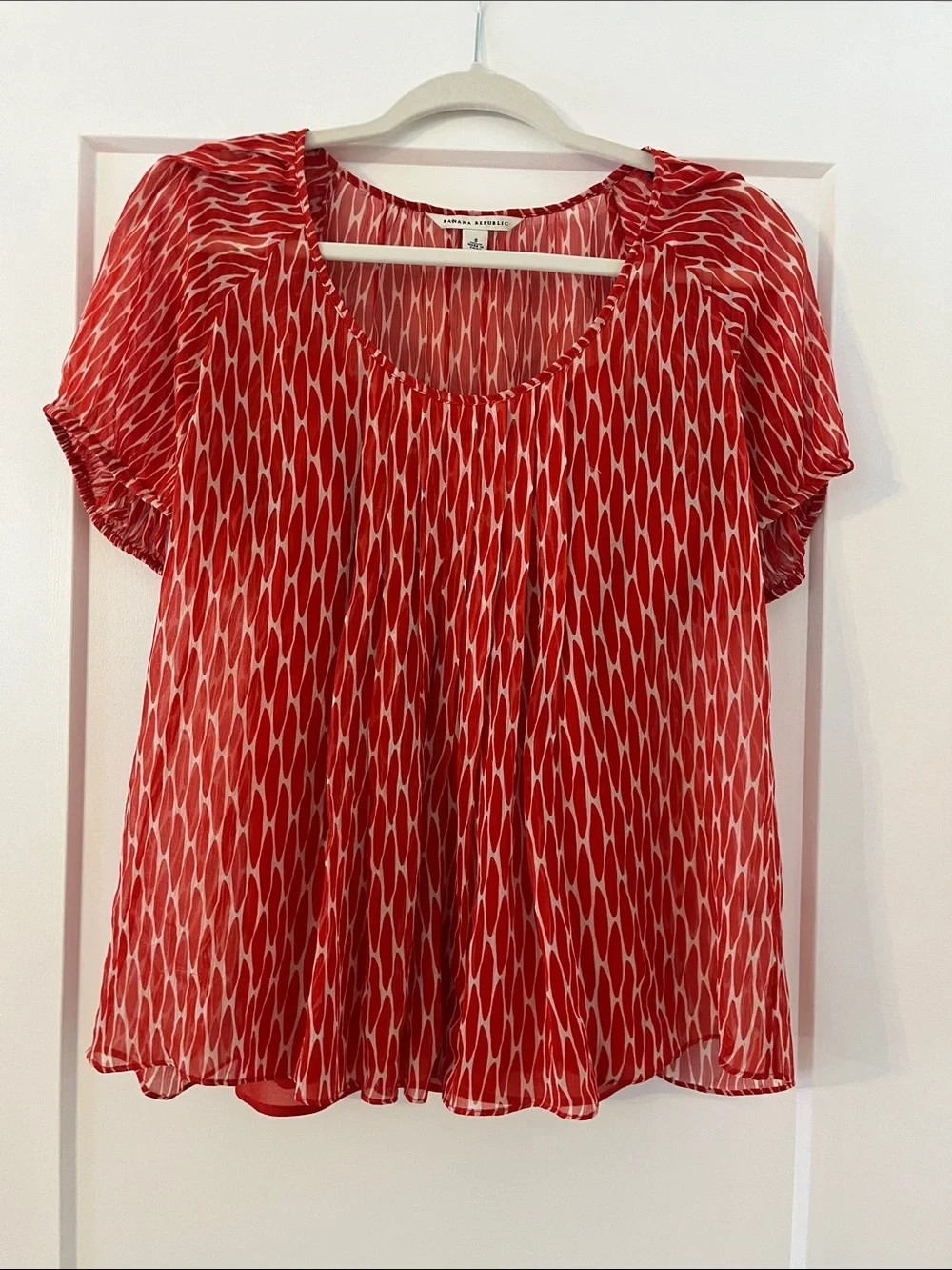 Banana Republic Red and White Patterned Short-Sleeve Blouse