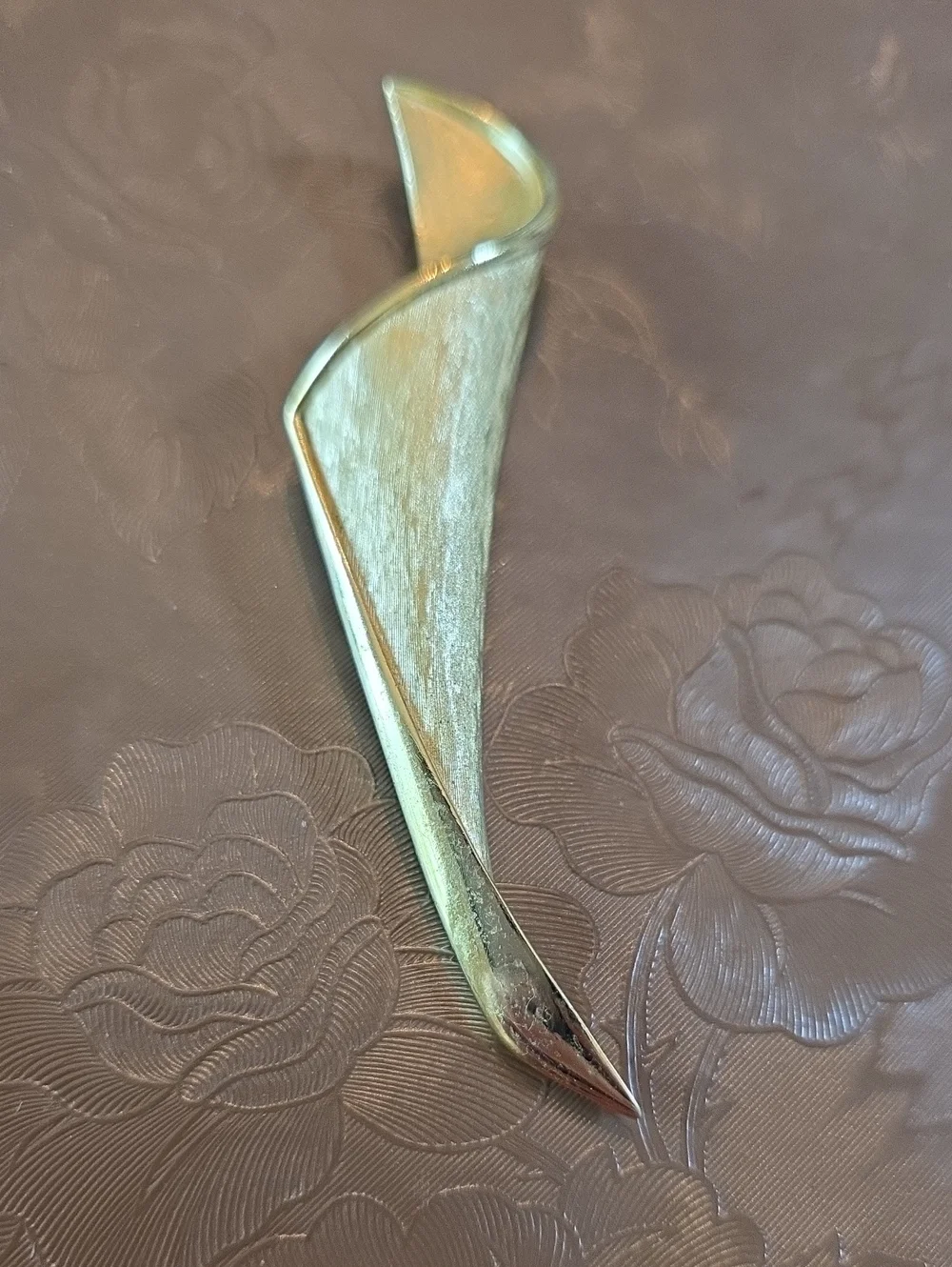 Trifari Vintage Gold Tone Signed Sculptural Ribbon Brooch. Mid-20th Century 3.5
