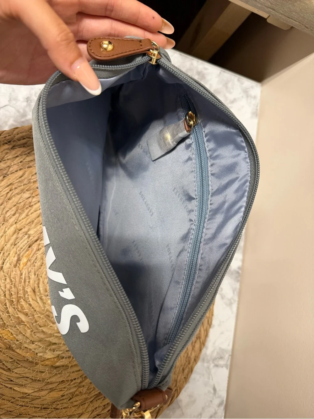 N/A gray canvas