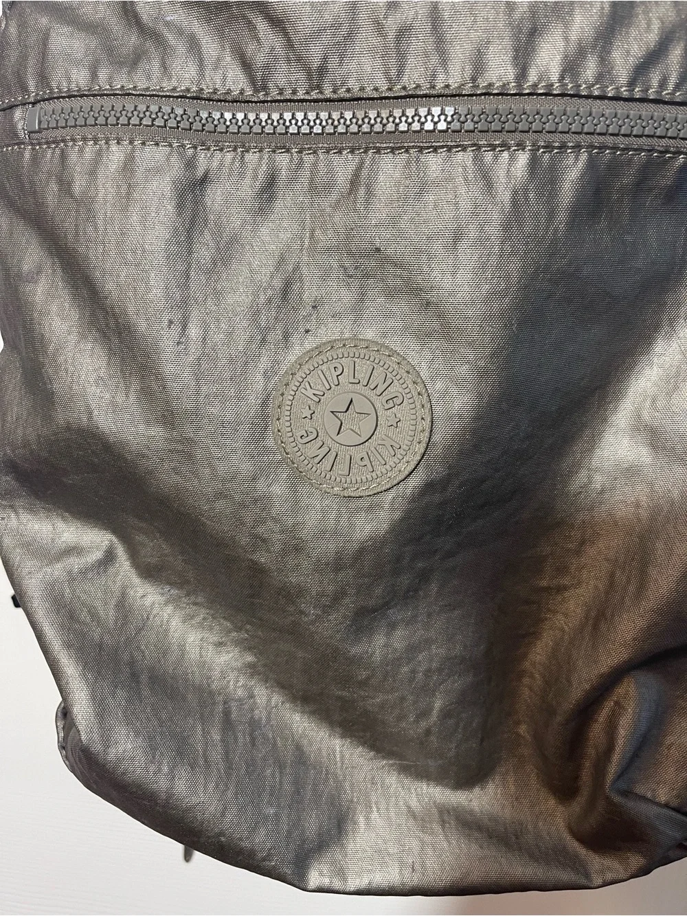 Kipling sleek metallic
