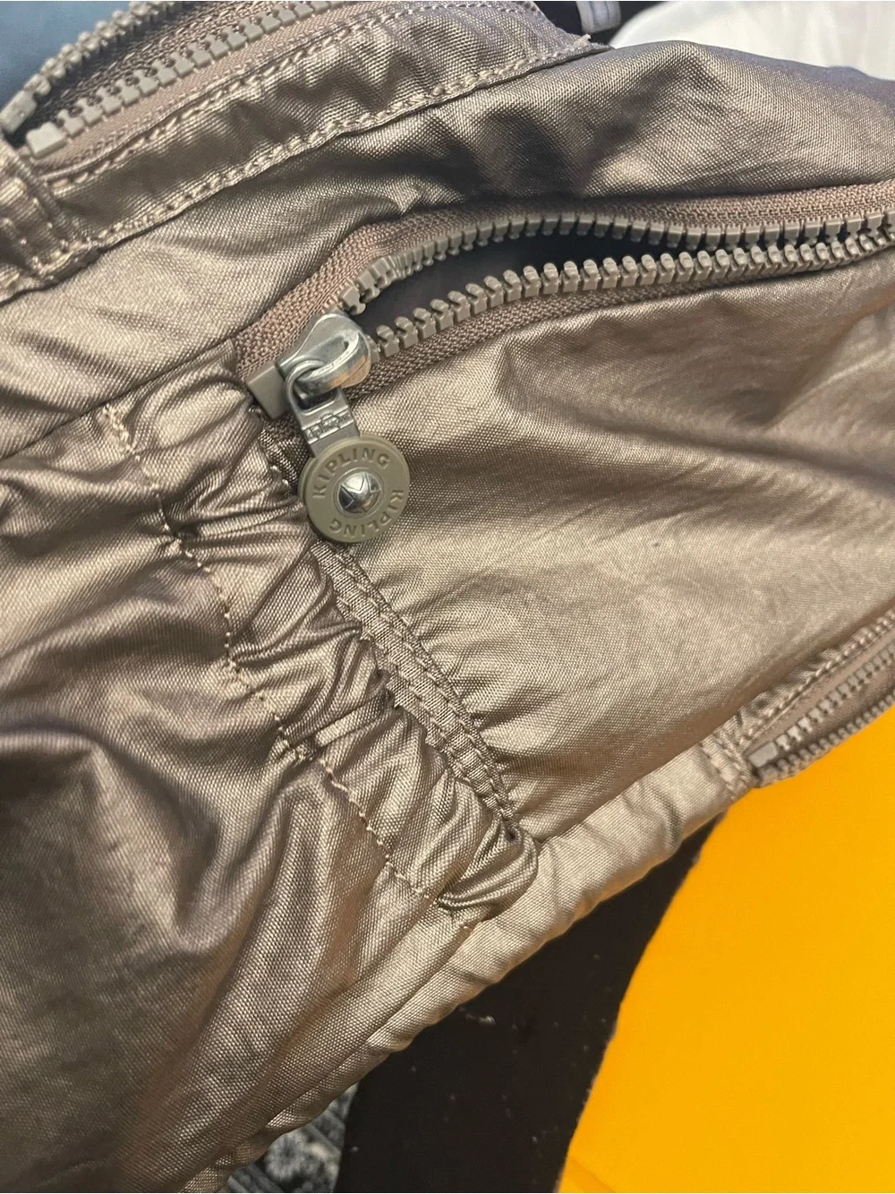 Kipling sleek metallic
