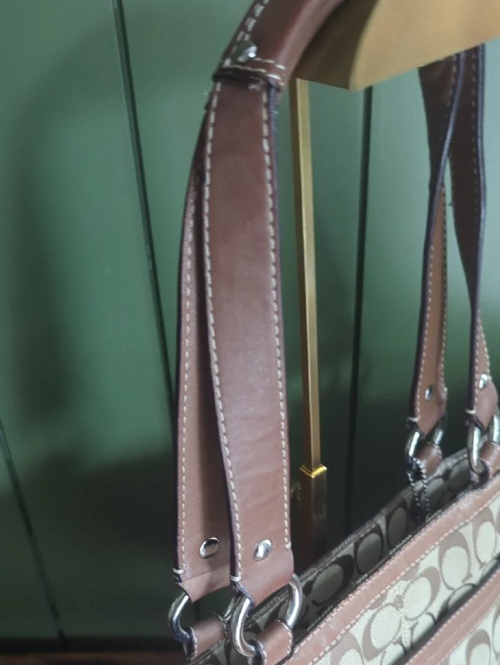 Coach tag khaki