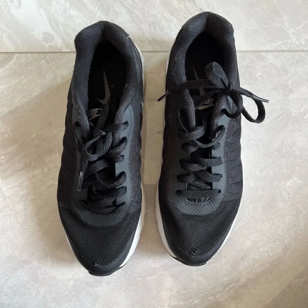 Women's Nike Air Max Invigor Black White Size 7.5
