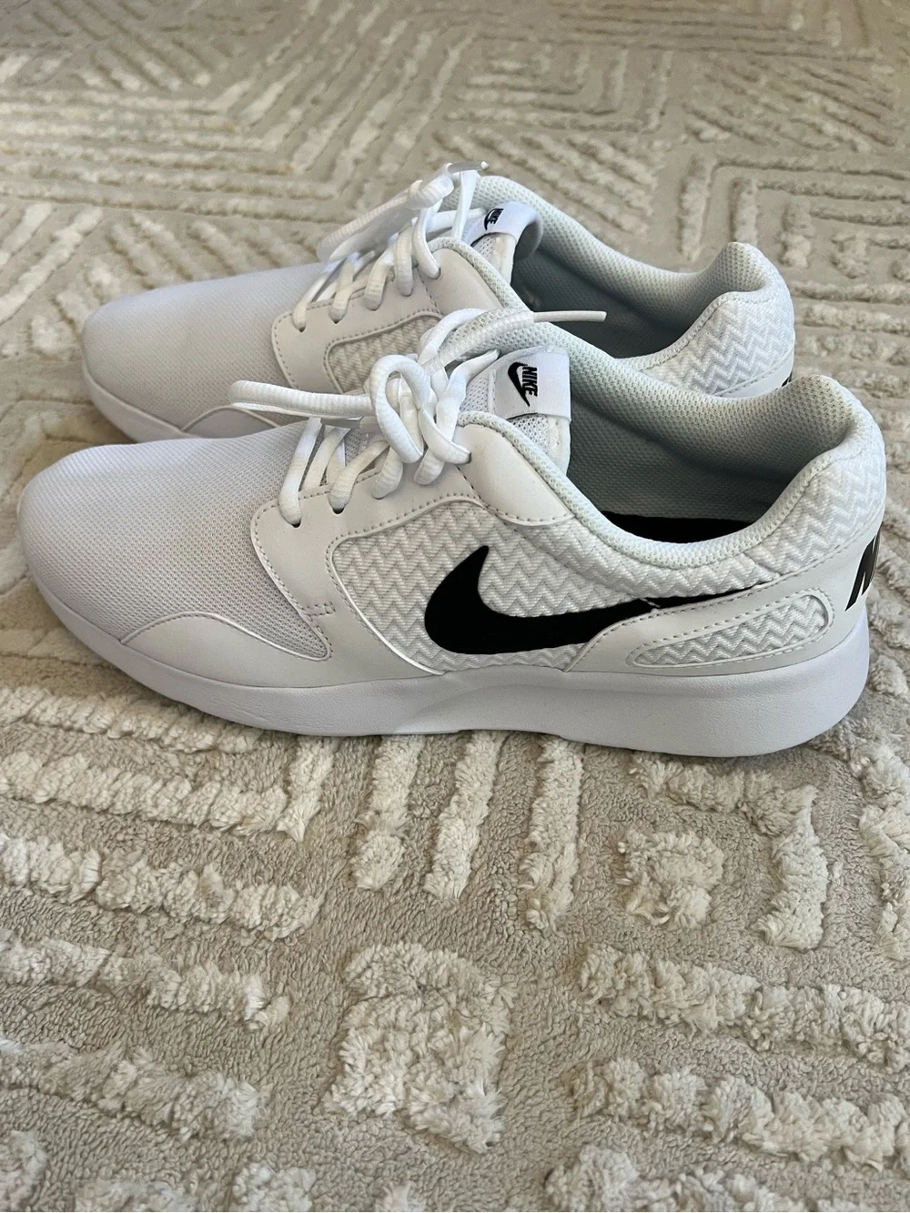 Nike Kaishi White Shoes with Black Swoosh Women’s Size 10.5 Sneakers