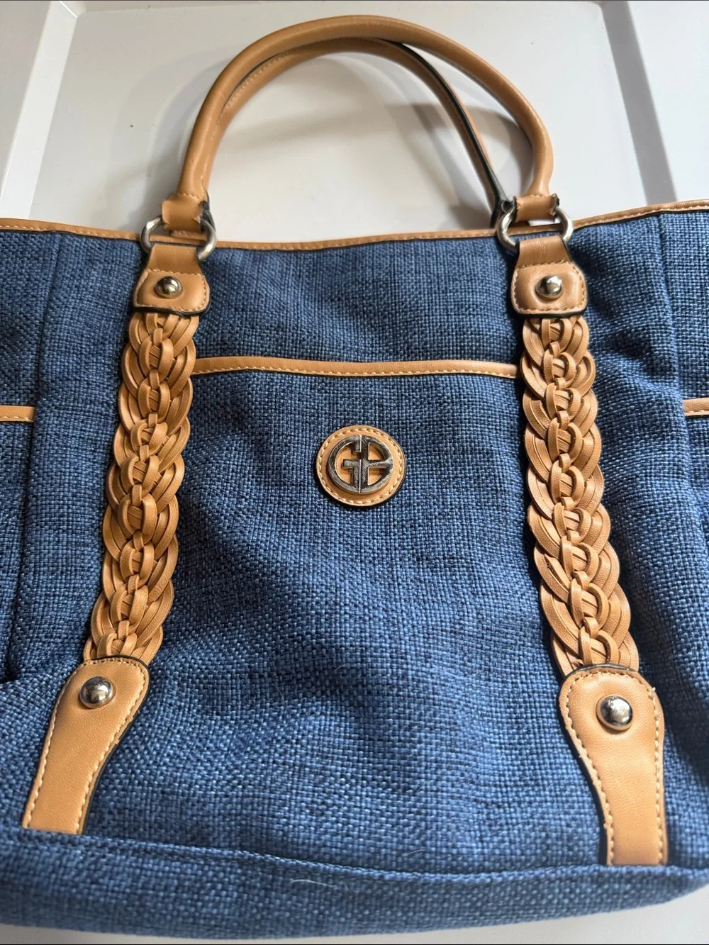Gianni Bini clean accents