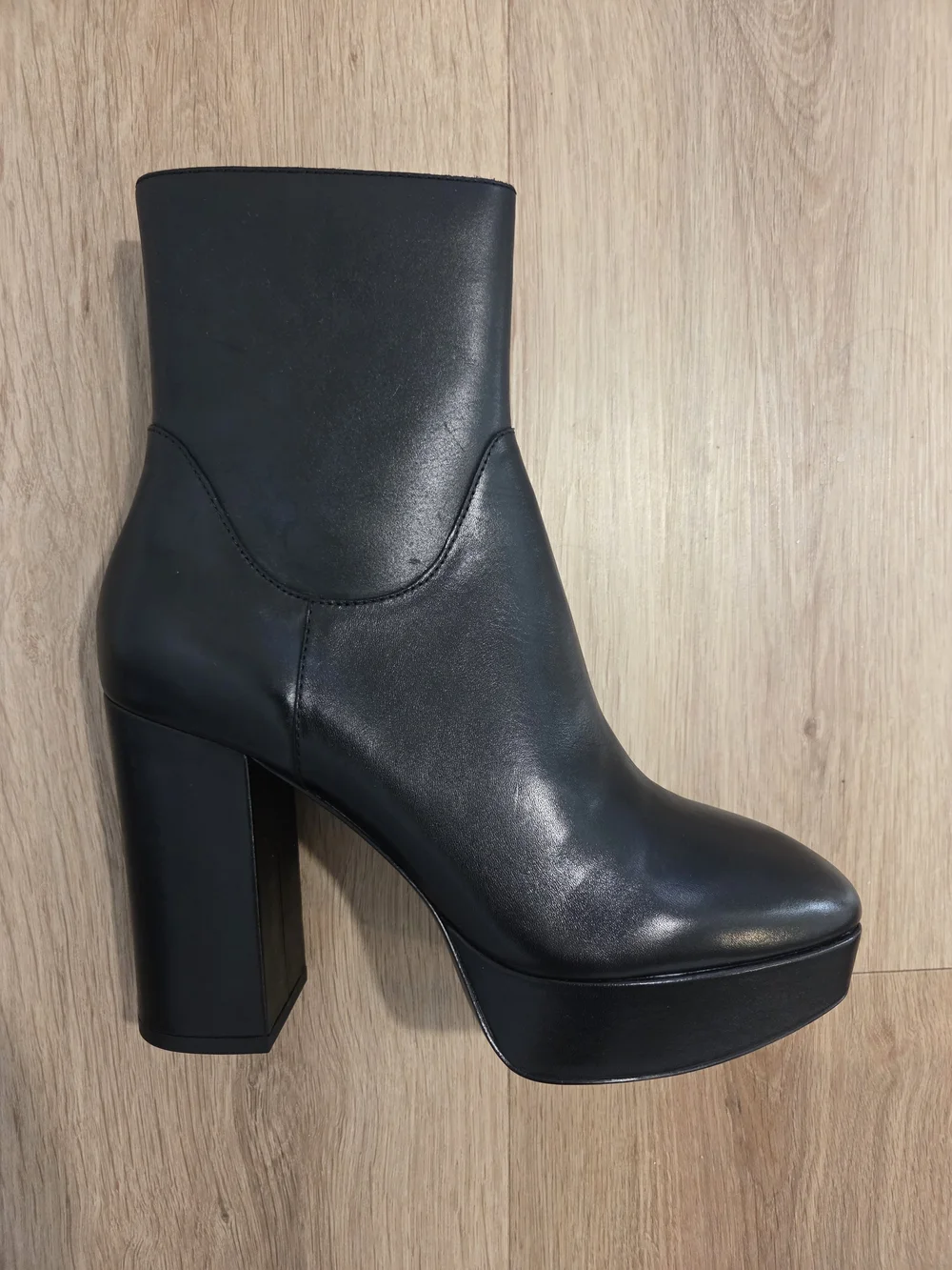 Ash sleek black