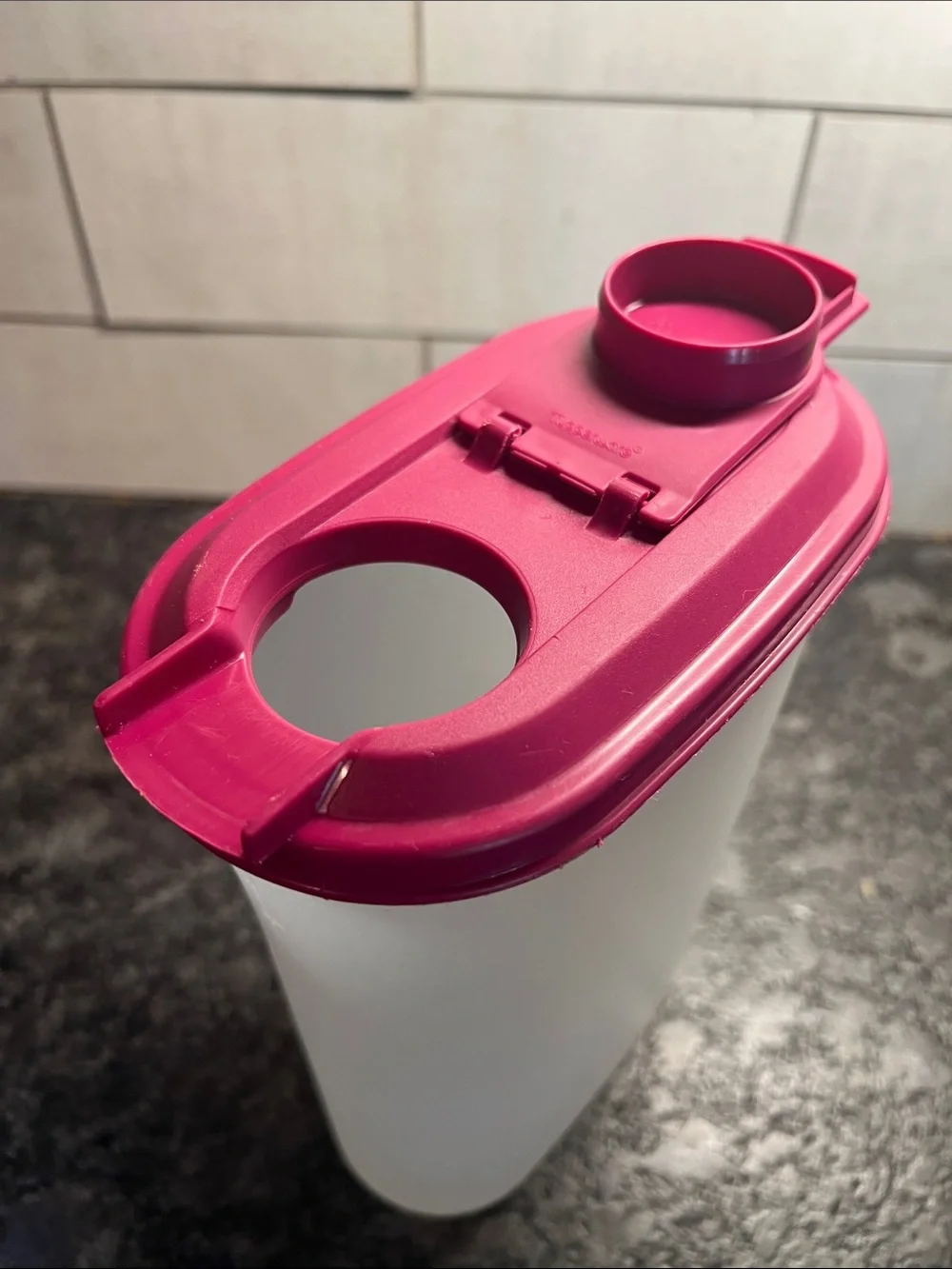 Tupperware Slim Line Plastic Pitcher with Pink Flip Lid   LOOKS NEW.