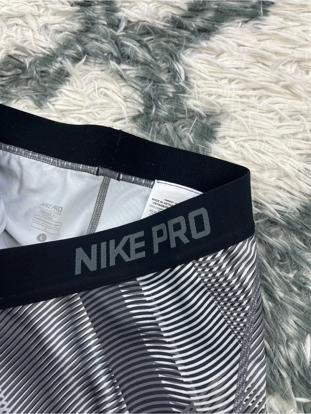 Nike Pro Women’s Hypercool Frequency Training Capri Leggings Black White Size L