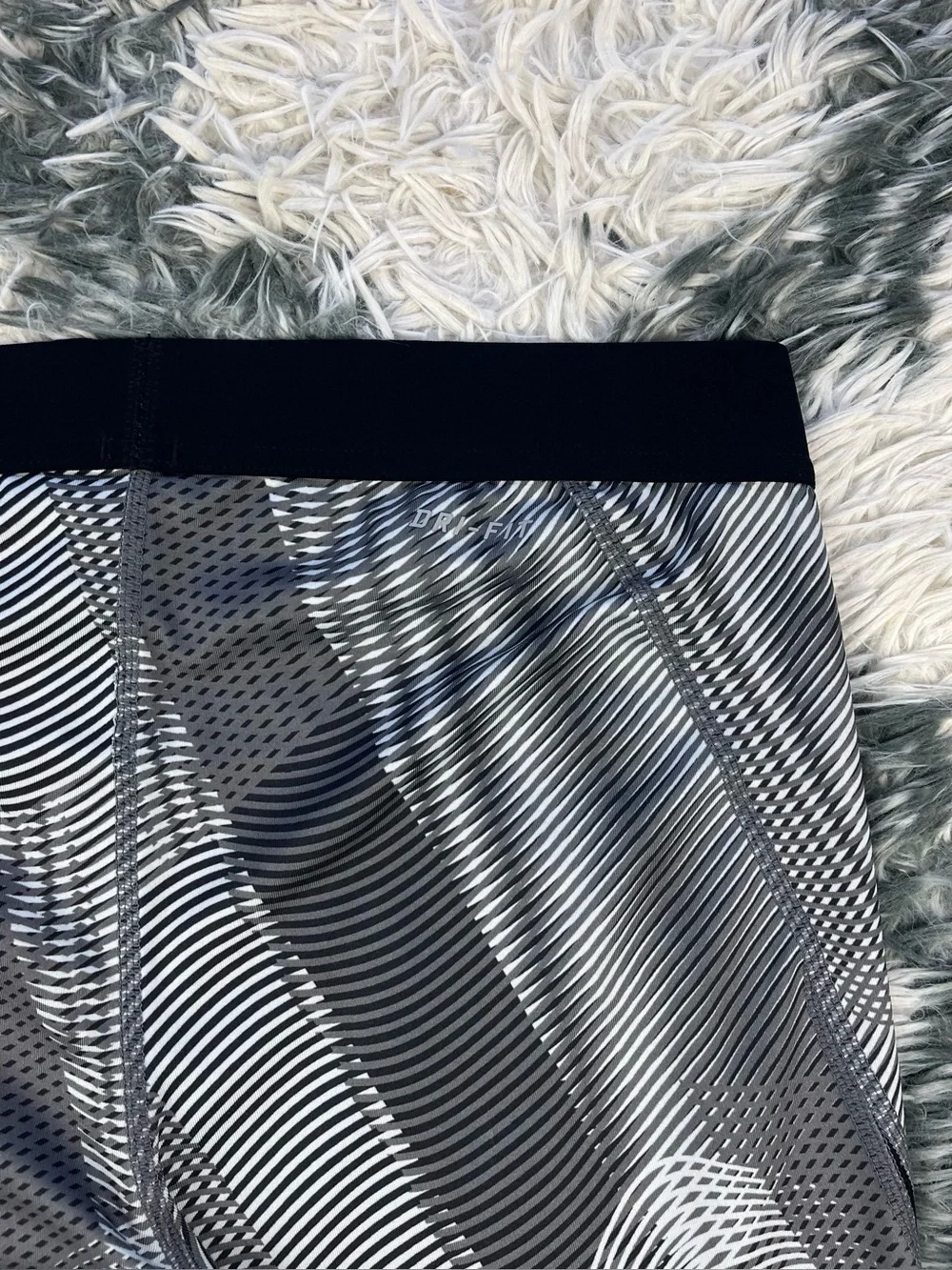 Nike Pro Women’s Hypercool Frequency Training Capri Leggings Black White Size L