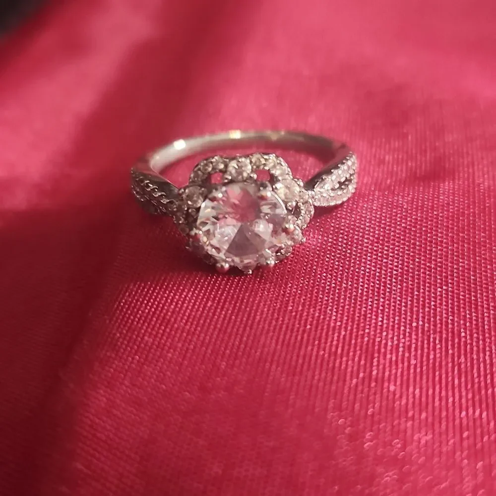 .925 Silver Women's Ring with moissanite stone Size 7