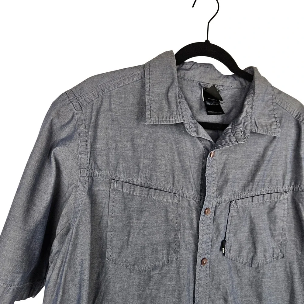 The North Face Men's Blue Chambray Short Sleeve Button Down Shirt Large