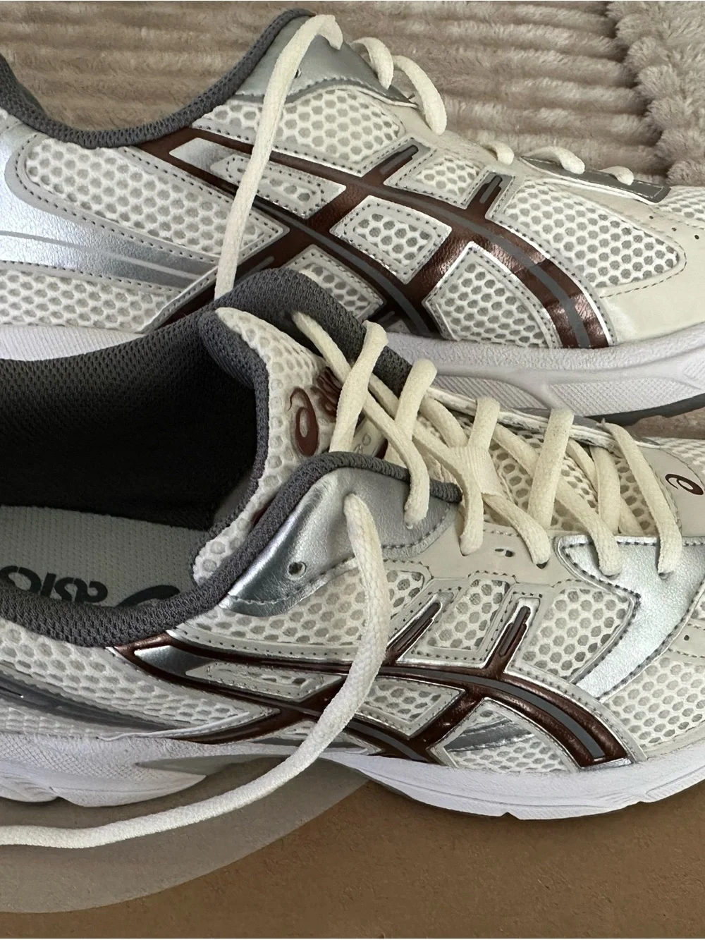 ASICS Men's size 9/10.5 W White and Silver Athletic Sneakers with Brown Accents
