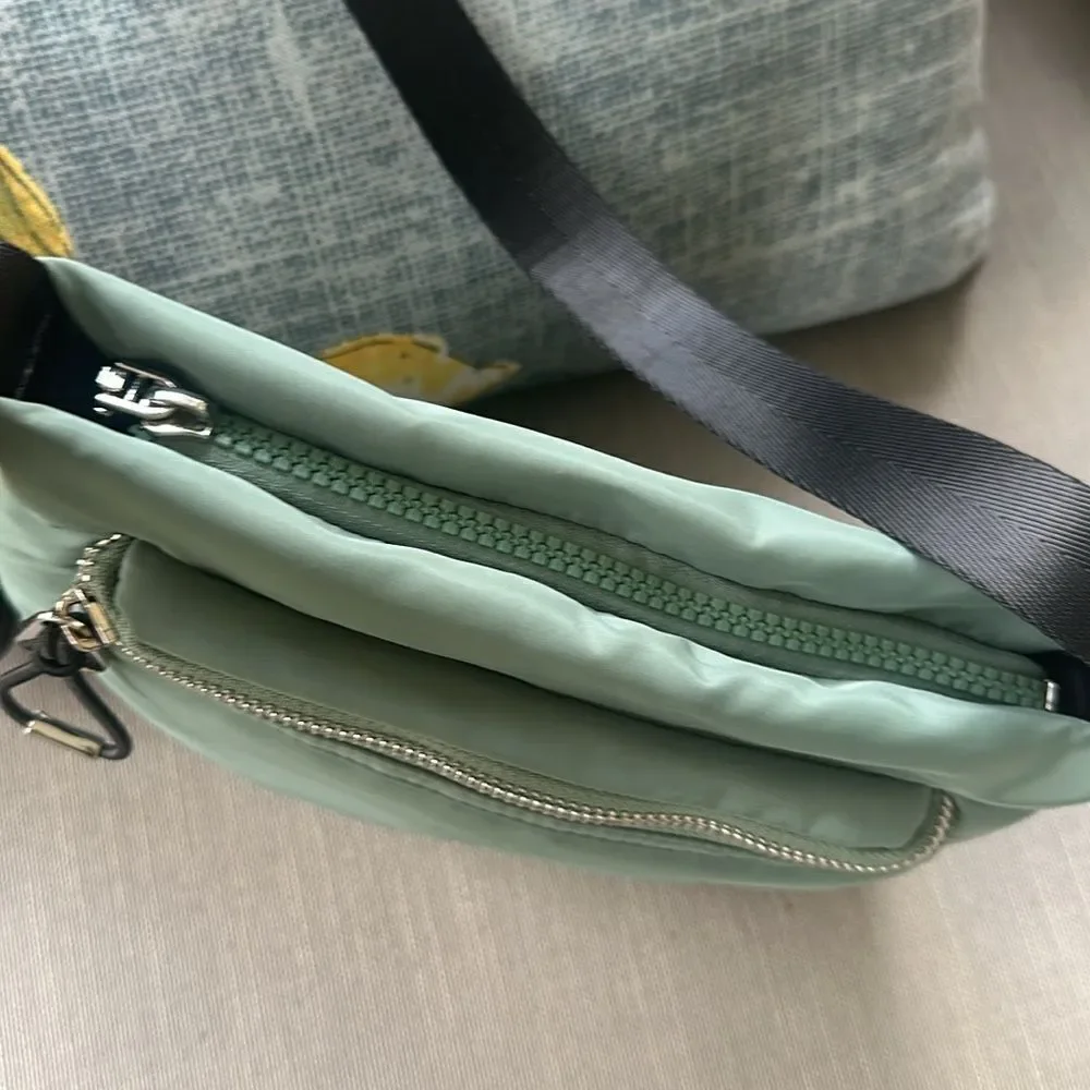 PARFOIS BRUCE Crossbody bag - green Sleek Green/Black