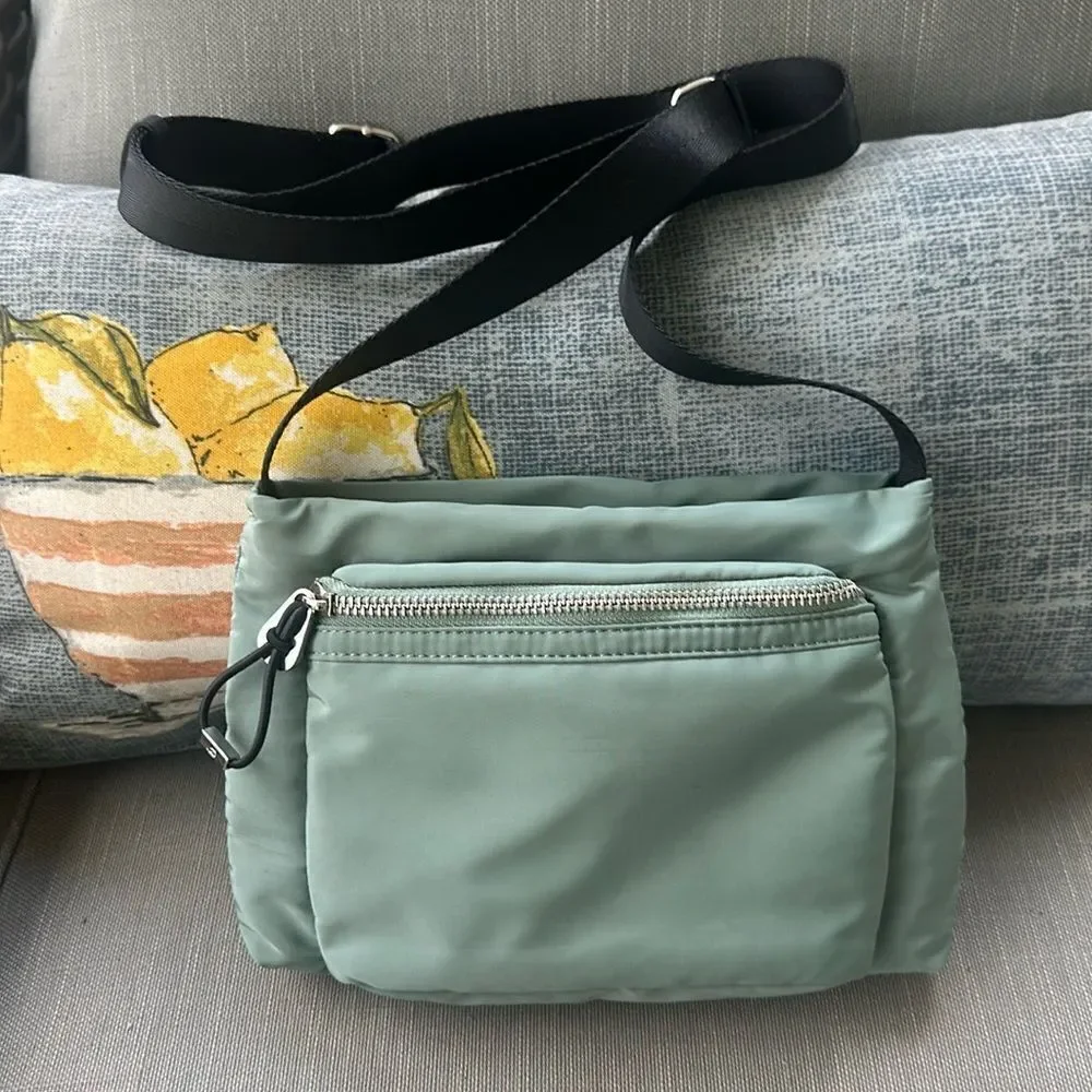 PARFOIS BRUCE Crossbody bag - green Sleek Green/Black