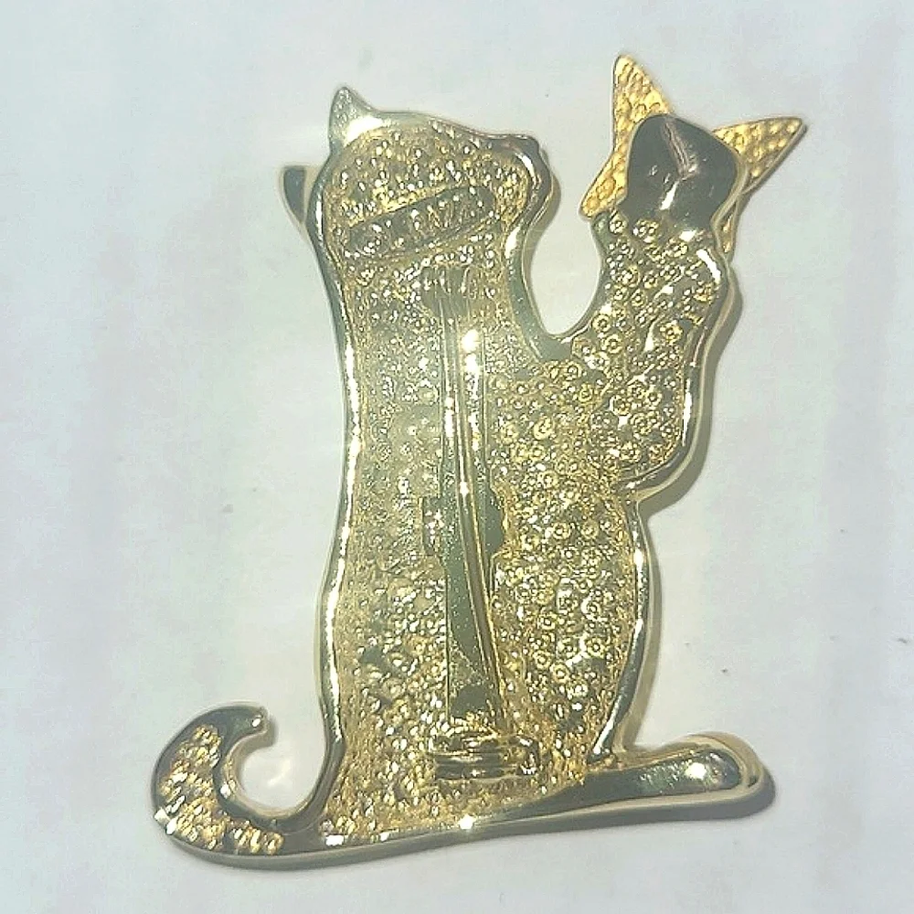Vintage razza brooch