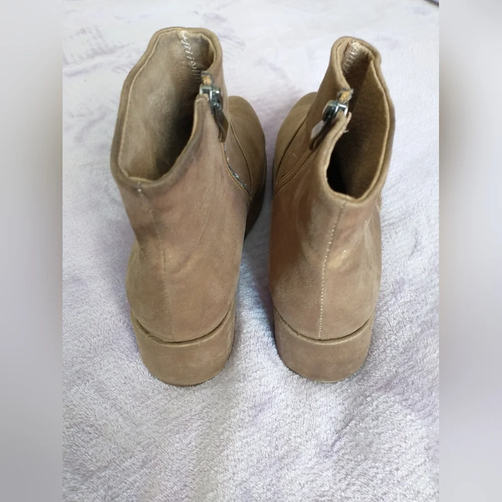 Like new Antelope platform ankle boots