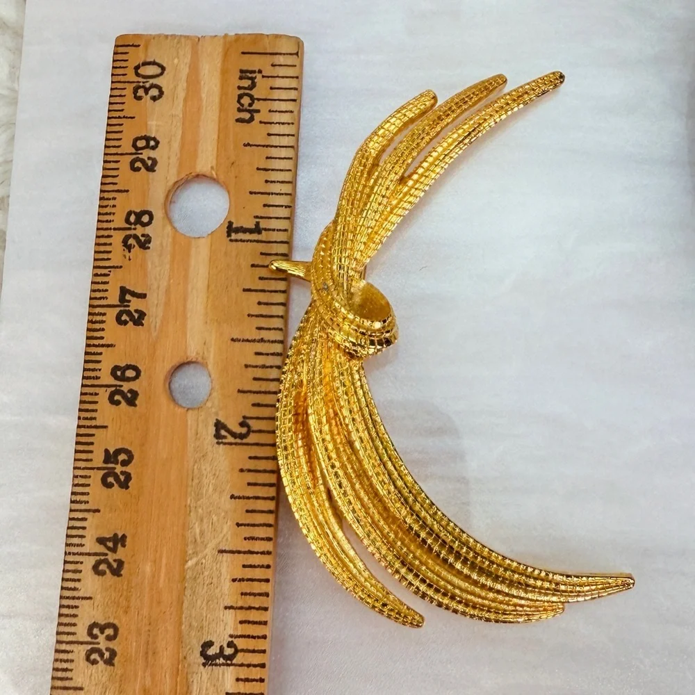 Beautiful, goldtone, vintage Monet, brooch pin
