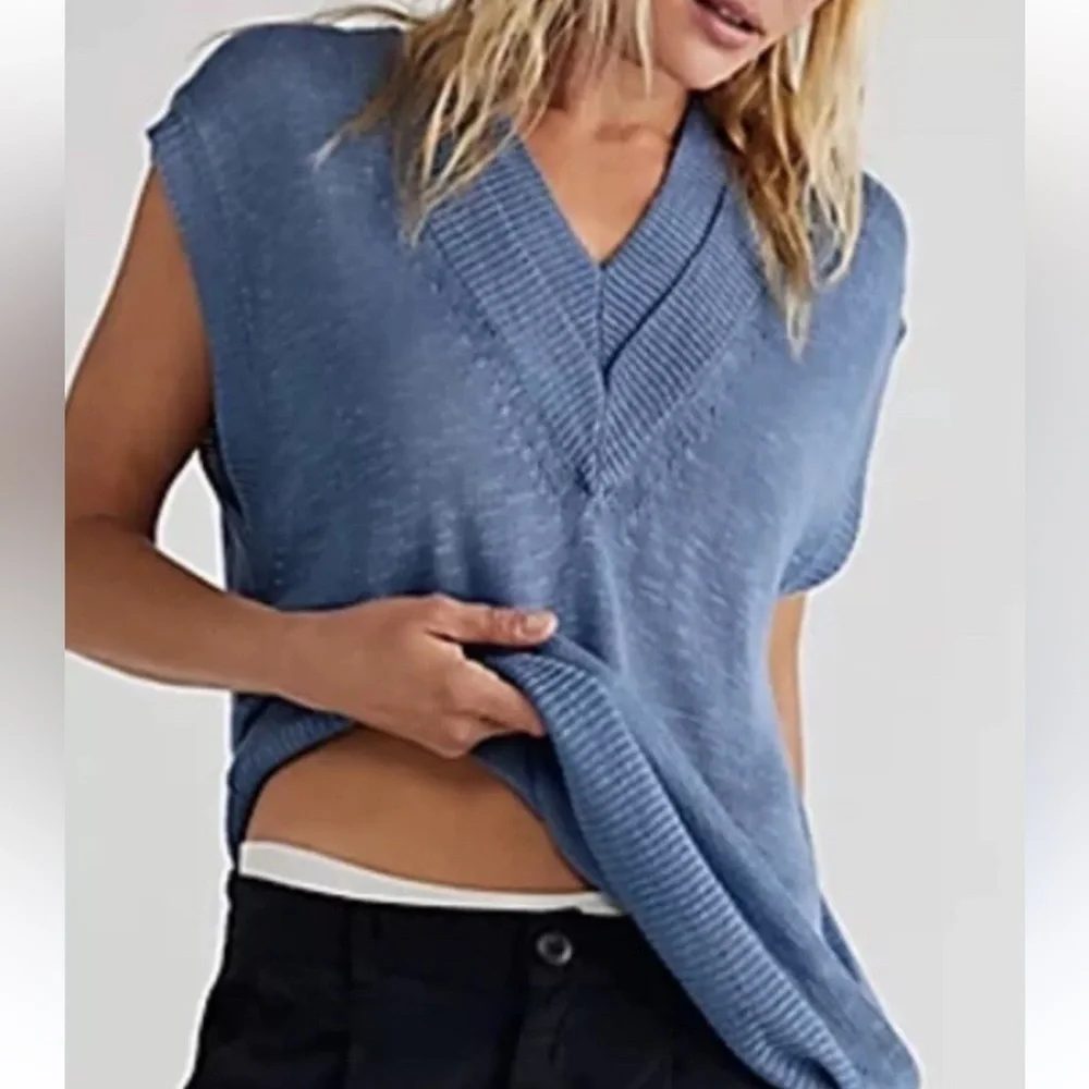 Free People - Hannah Oversized double v-neck sleeveless sweater. Blue.  Size XS