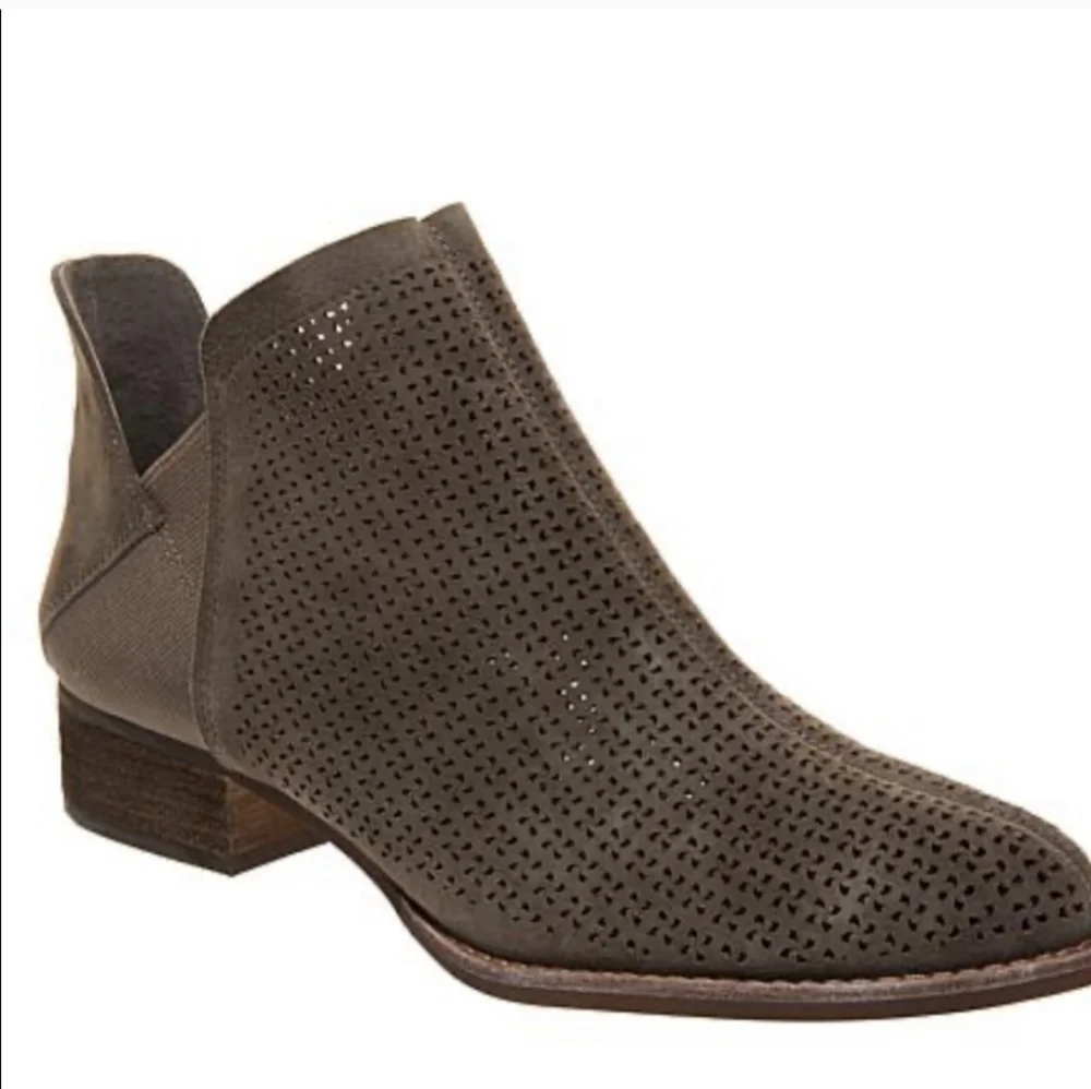 Vince Camuto very stylish