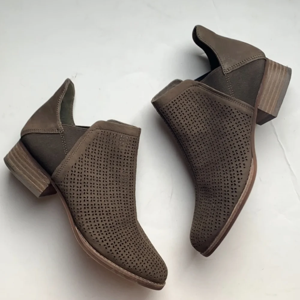 Vince Camuto very stylish