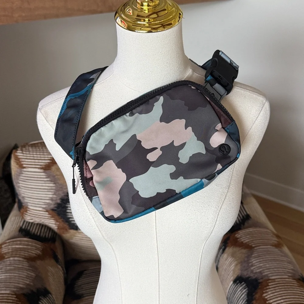 Lululemon Everywhere Belt Bag