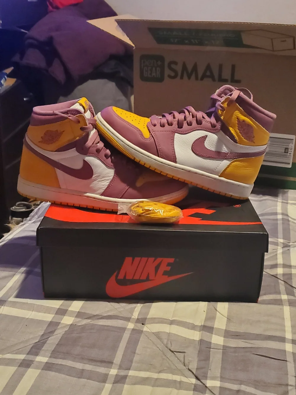 Nike Air Jordan 1 Mid -Lakers Colorway Purple, Yellow & White Colorway 8.5m