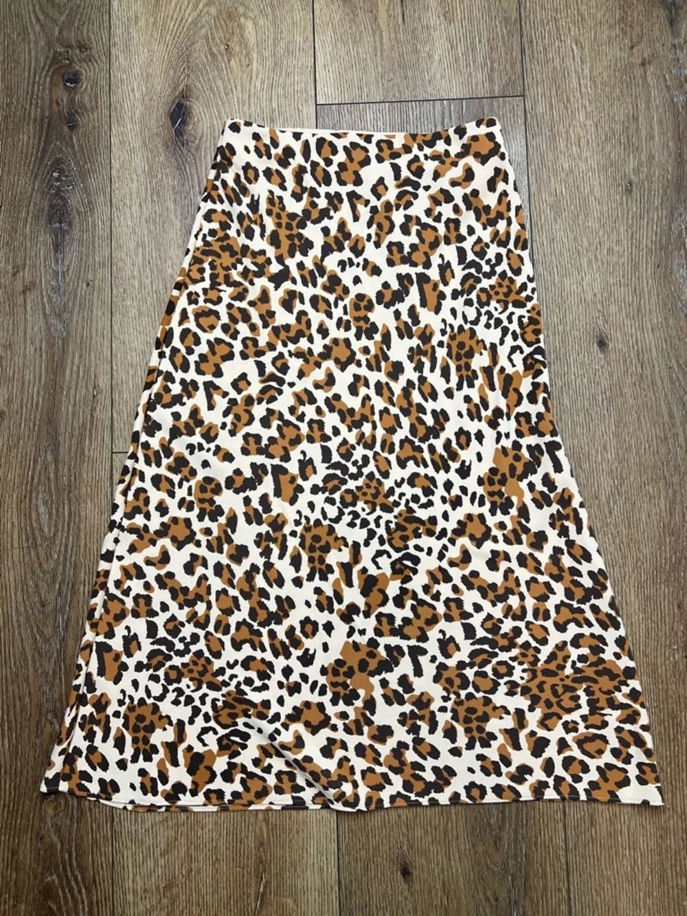 Aritzia Babaton Leopard Print Midi Skirt Size 2