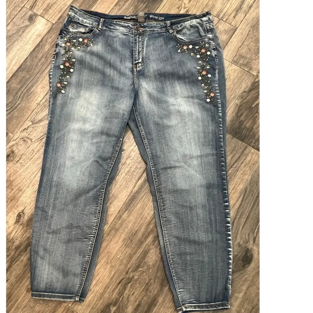 Avenue jeans floral embroidery on thigh women's sz22  skinny‎ distressed Boho