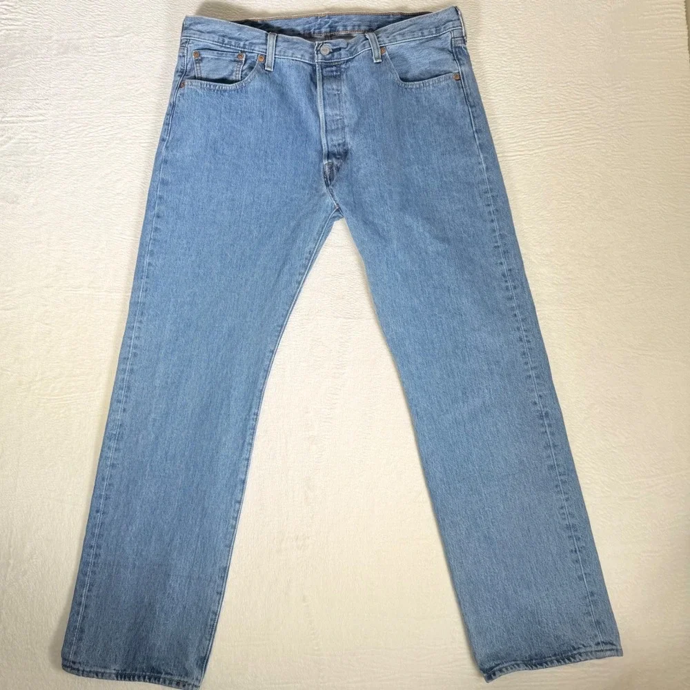Levi's 501 Button Fly Jeans Light Wash Denim Straight Leg Mens Size‎ 38x32