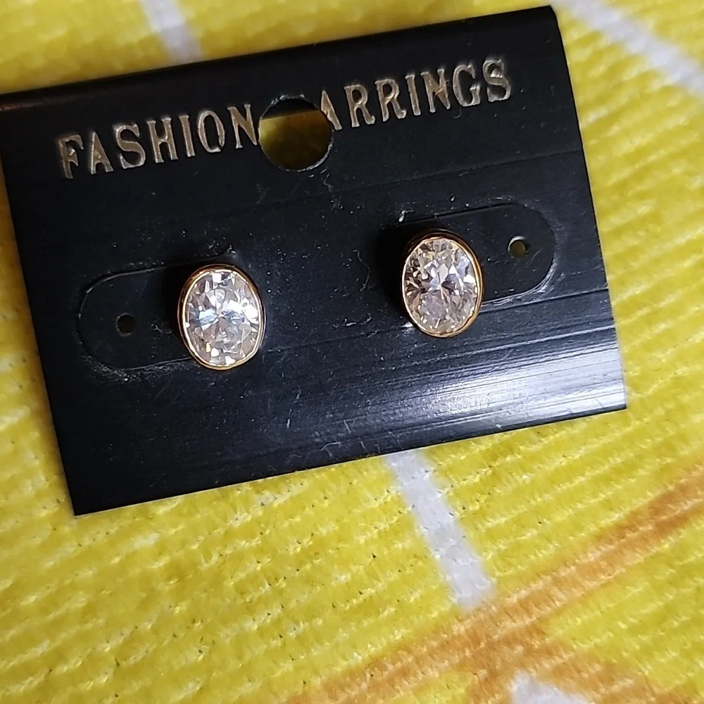 EUC -  Vintage Gold toned Oval Studs Fashion Earrings for Pierced earrin…