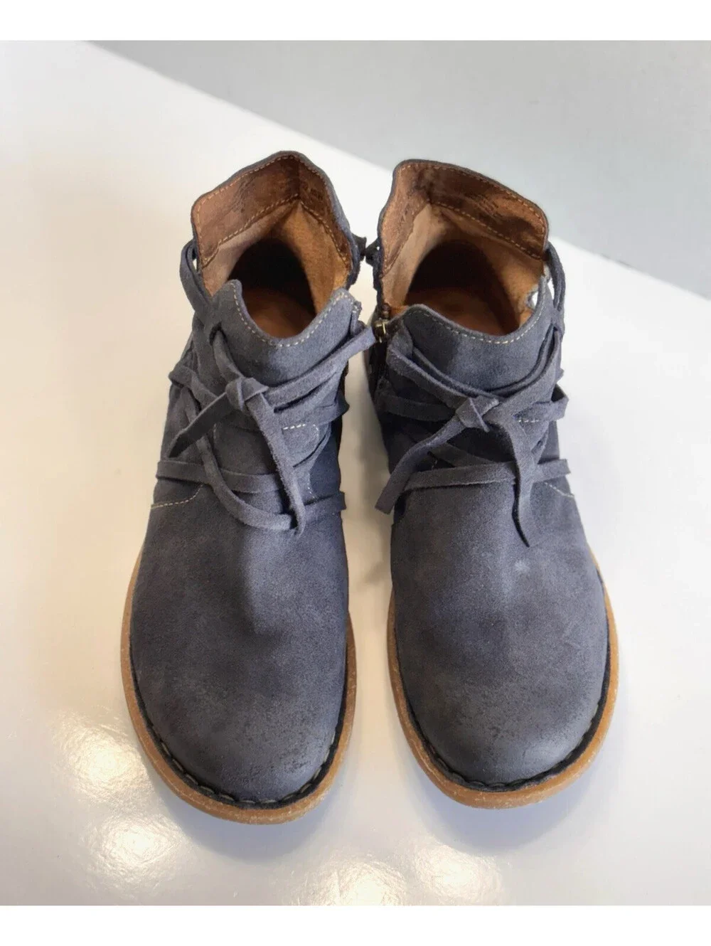 Born details suede