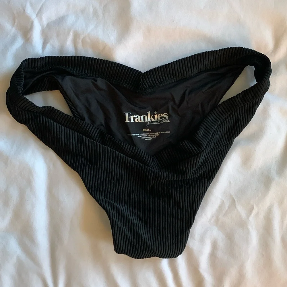 Frankies Bikinis size small