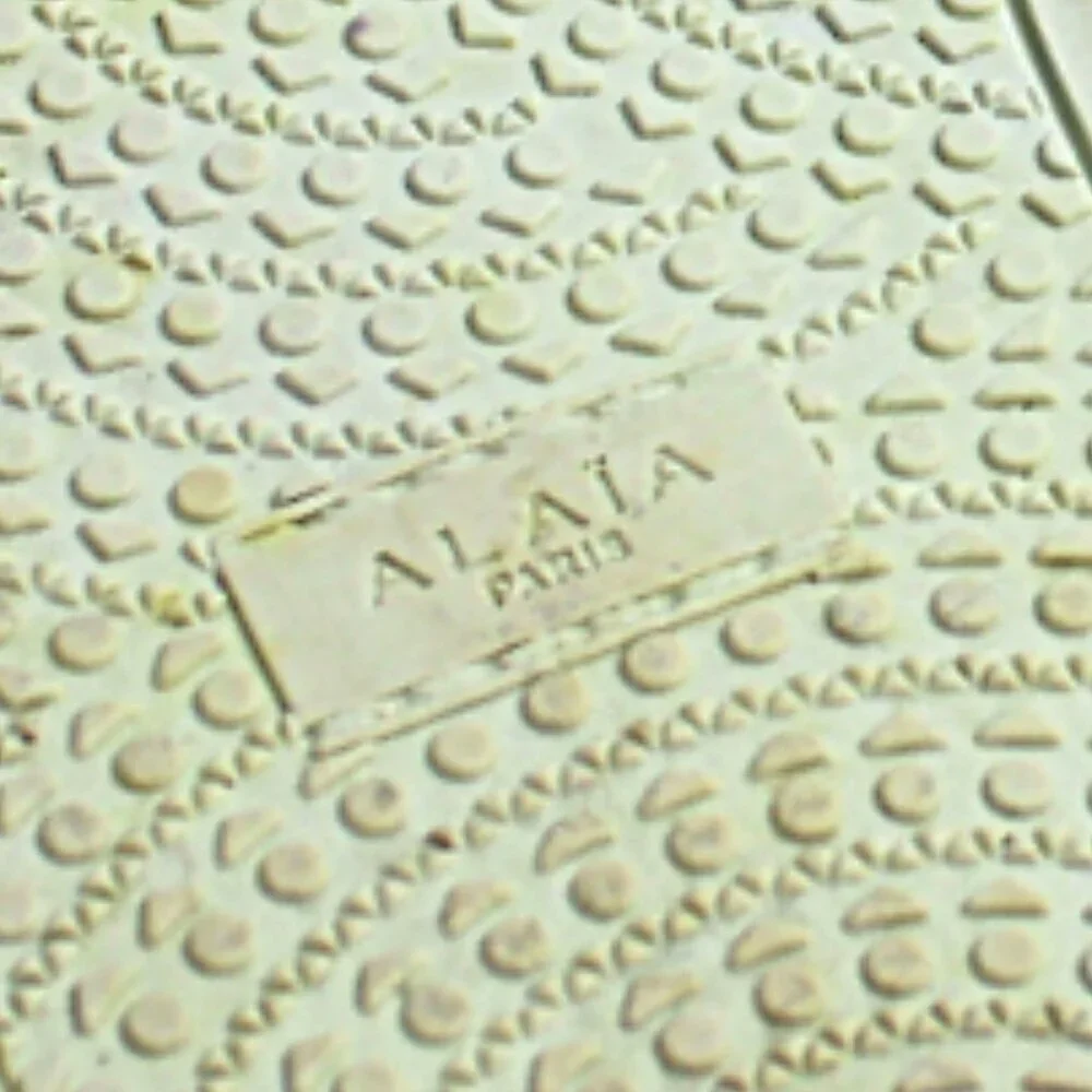 Alaia relatively lighter
