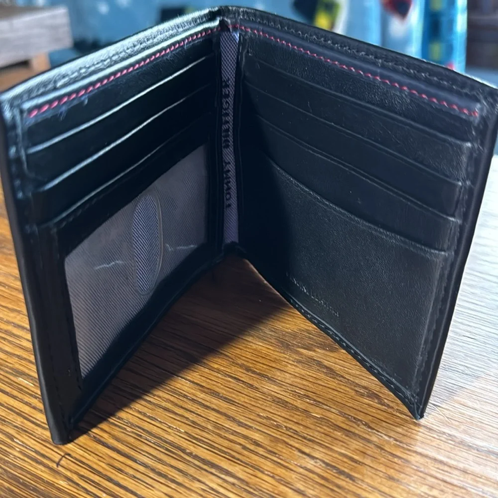 TOMMY HILFIGER Black Leather Bifold Wallet