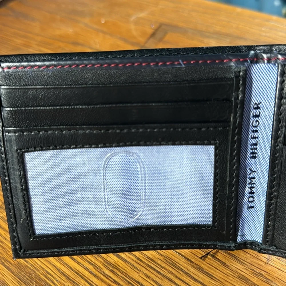 TOMMY HILFIGER Black Leather Bifold Wallet